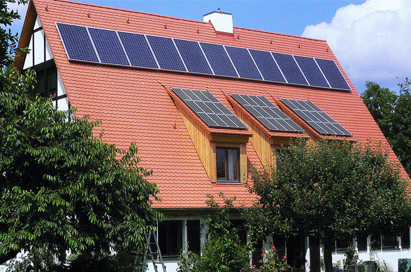 Saniertes Satteldach eines Fachwerkhauses mit Holzbau-Fenstern und Photovoltaik.