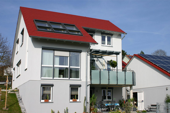 Neu eingedecktes Dach eines Einfamilienhauses mit Dachfenstern im modernen Stil.