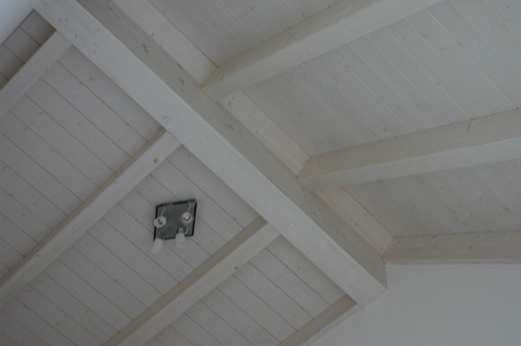 Decke aus hellem Holz beim Innenausbau eines Dachzimmers.