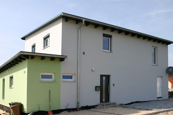 Neubau eines Einfamilienhauses mit Erker und Flachdach.
