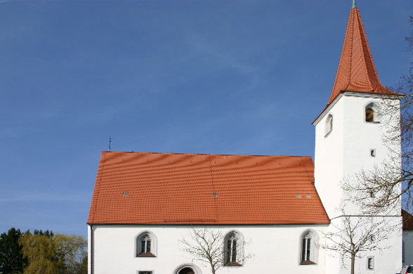 Modernes Dach für ein Kirchengebäude und spitzem Kirchturm nach der Dachsanierung der Zimmerei.
